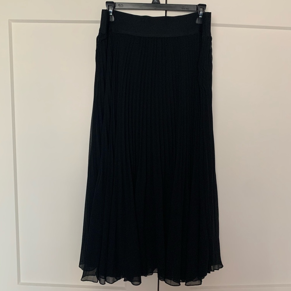Pleated black skirt